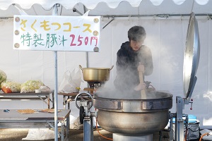 手つきがもう職人ですね